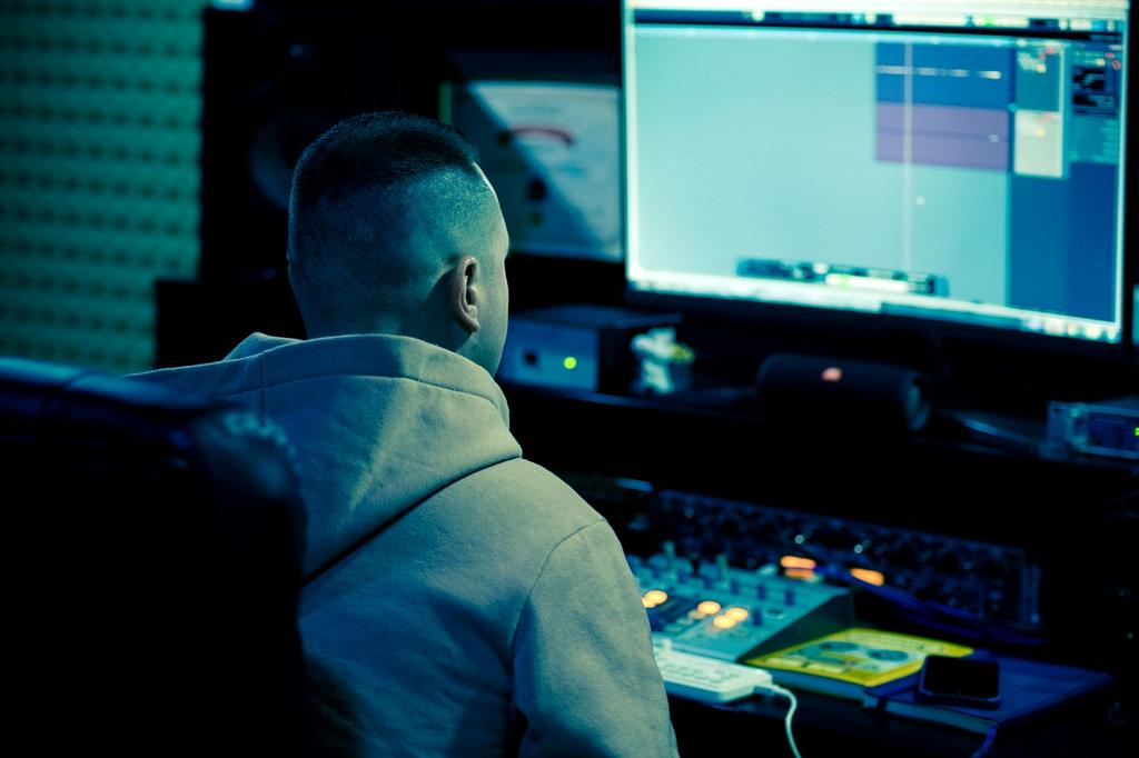 Energy data analysis on multiple screens